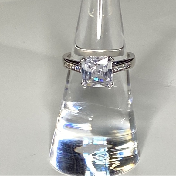 Silver toned square cut ring - Picture 1 of 2